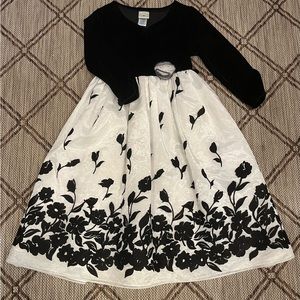 Gorgeous girl dress size 6!! Black &white color. Smoke and pet free home.